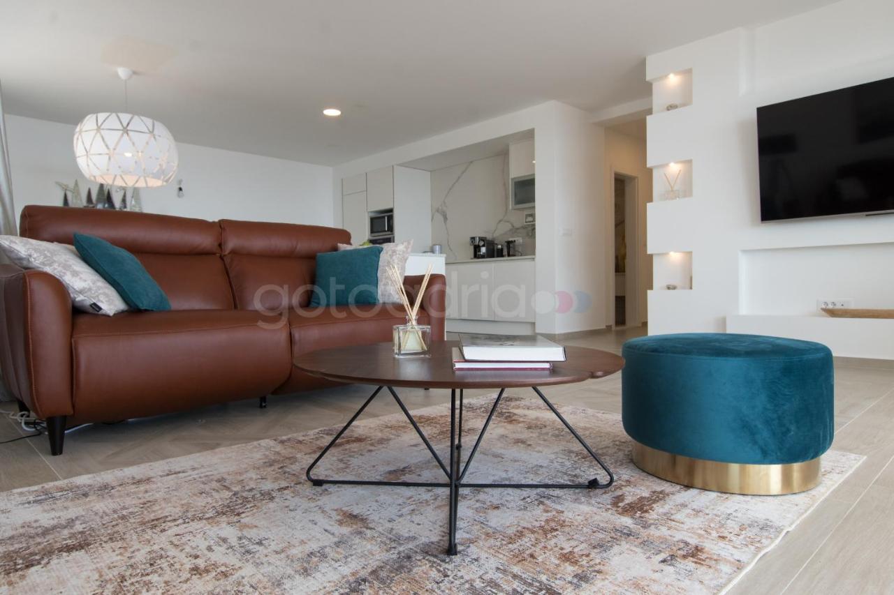 Villa Smaragd - Opal - Luxury Apt With Shared Pool And Private Hot Tub ماكارسكا المظهر الخارجي الصورة
