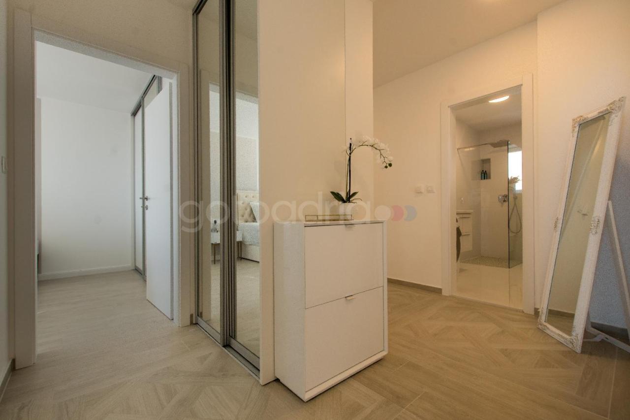 Villa Smaragd - Opal - Luxury Apt With Shared Pool And Private Hot Tub ماكارسكا المظهر الخارجي الصورة