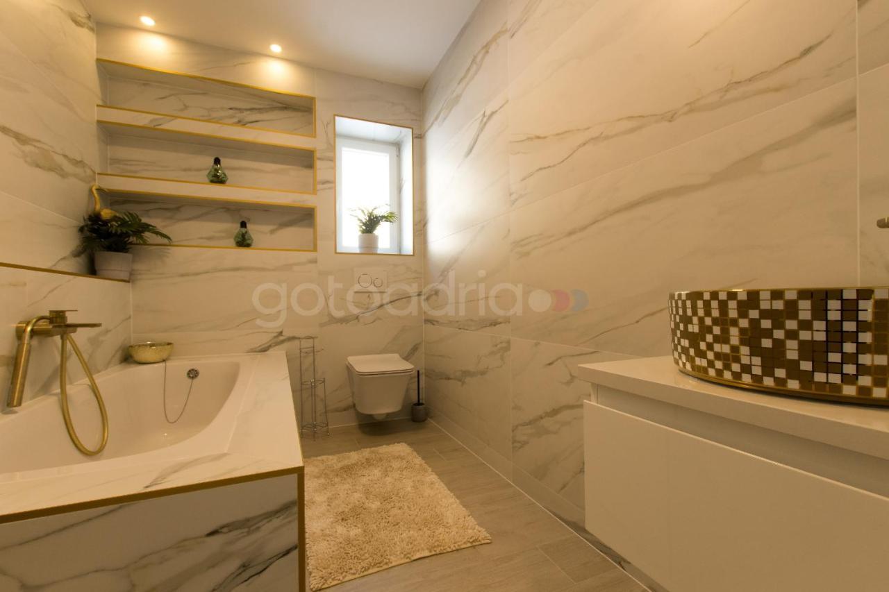 Villa Smaragd - Opal - Luxury Apt With Shared Pool And Private Hot Tub ماكارسكا المظهر الخارجي الصورة
