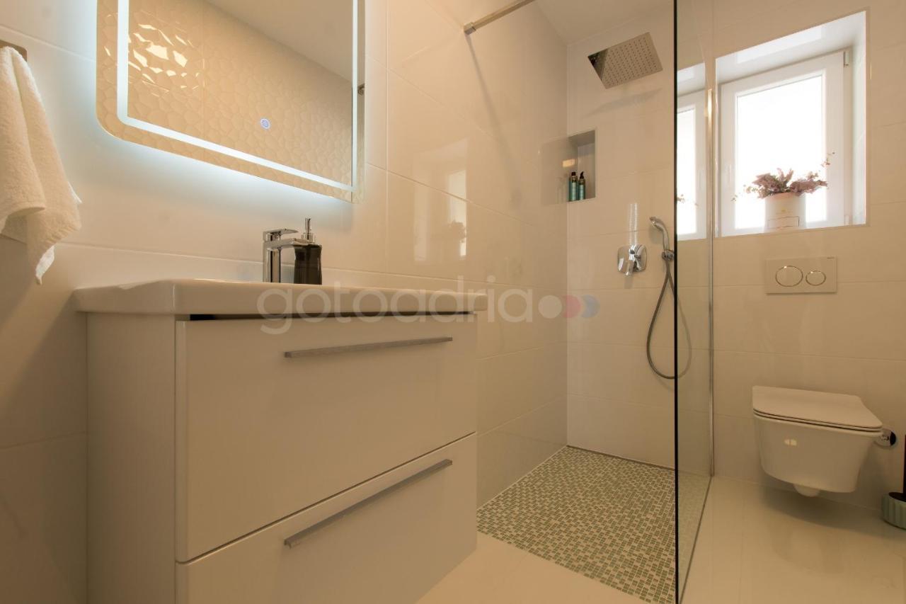 Villa Smaragd - Opal - Luxury Apt With Shared Pool And Private Hot Tub ماكارسكا المظهر الخارجي الصورة