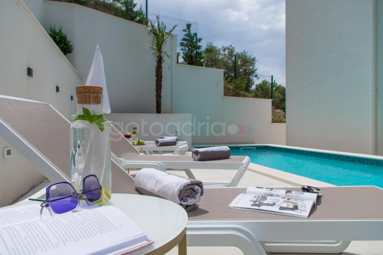 Villa Smaragd - Opal - Luxury Apt With Shared Pool And Private Hot Tub ماكارسكا المظهر الخارجي الصورة